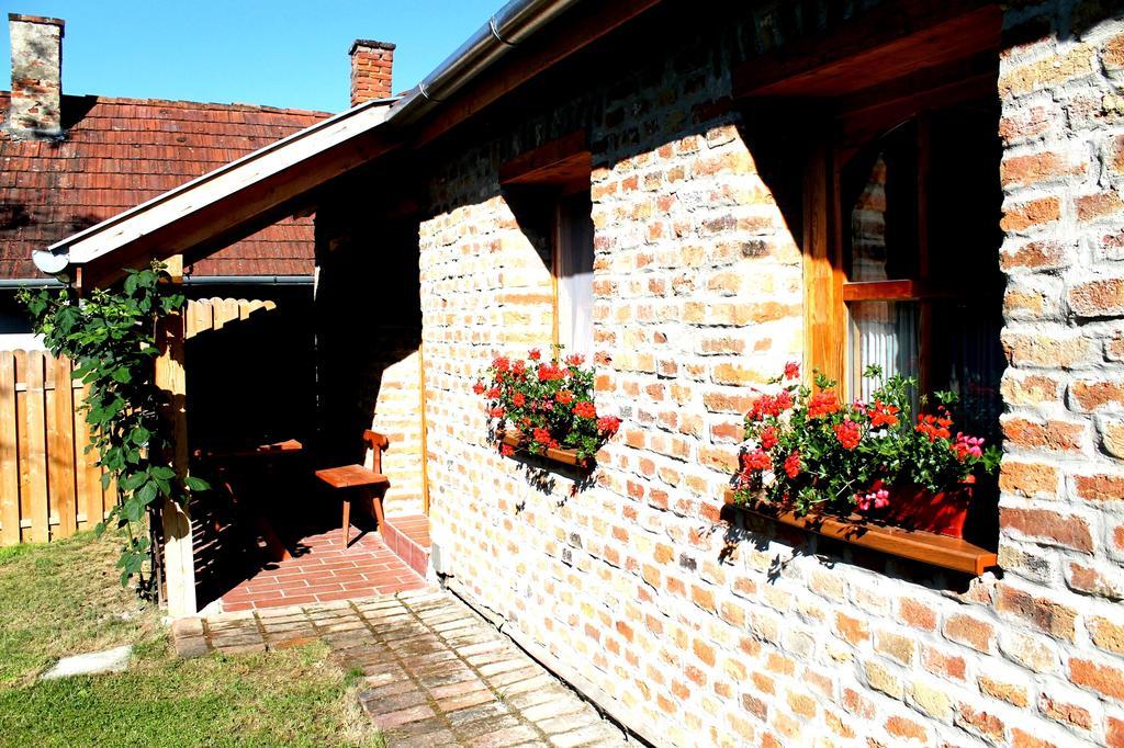 Hotel Anna Lak Magyarszombatfa Exterior foto